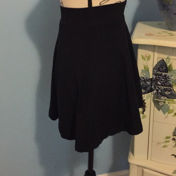 5 for 20.00 2 Juniors Skirts. - Picture 3 of 6